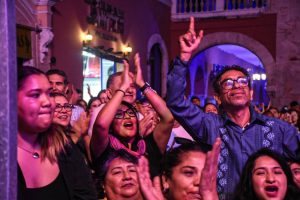 La Presidenta Municipal, Cecilia Patrón Laviada, durante la inauguración del Mérida Fest 2025, celebrando el 483 aniversario de la ciudad con una amplia gama de eventos culturales y artísticos.