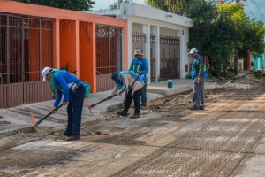 La alcaldesa Cecilia Patrón, acompañada de su equipo, verifica el progreso de la repavimentación en la Unidad Morelos para garantizar resultados de calidad.