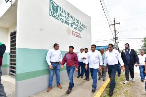 El Gobernador Javier May Rodríguez junto al presidente municipal Saúl Armando Rodríguez Rodríguez durante el anuncio de la rehabilitación de la carretera en Tabasco, una obra que mejorará la infraestructura y conectividad de la región.