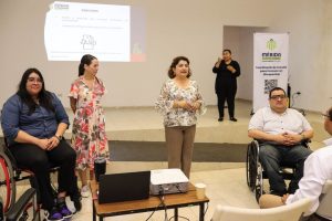 Enlaces representativos de las direcciones municipales participando en el curso de sensibilización, promoviendo una cultura de respeto y equidad en Mérida.