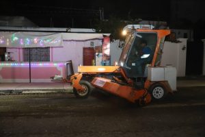 Brigadas de bacheo trabajan con tecnología avanzada en Mérida, logrando atender miles de reportes y mejorar la calidad de las vialidades.