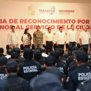 Javier May entrega reconocimientos a policías