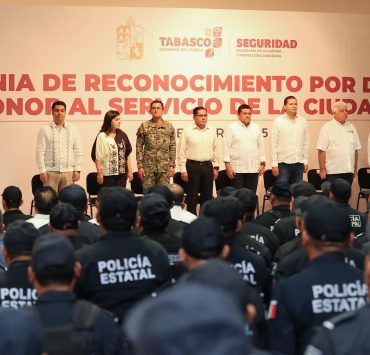 Javier May entrega reconocimientos a policías