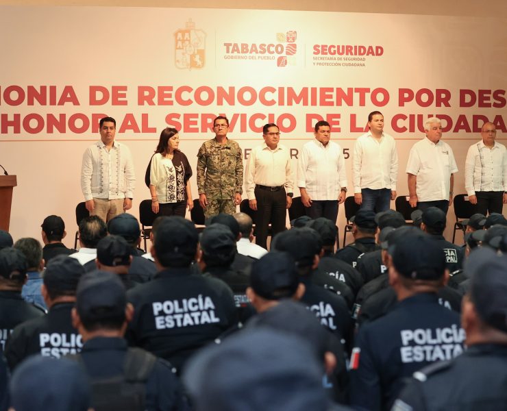 Javier May entrega reconocimientos a policías