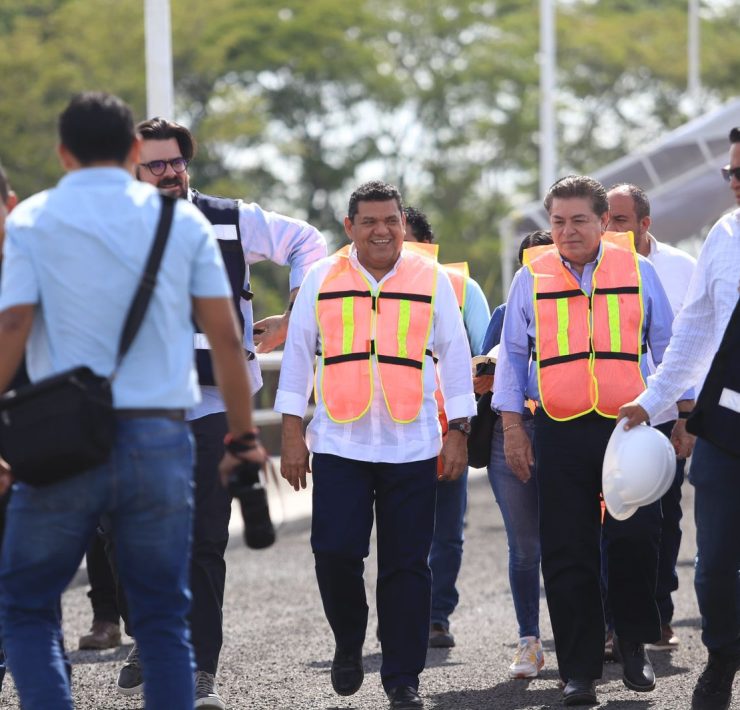 Javier May supervisó obras carreteras