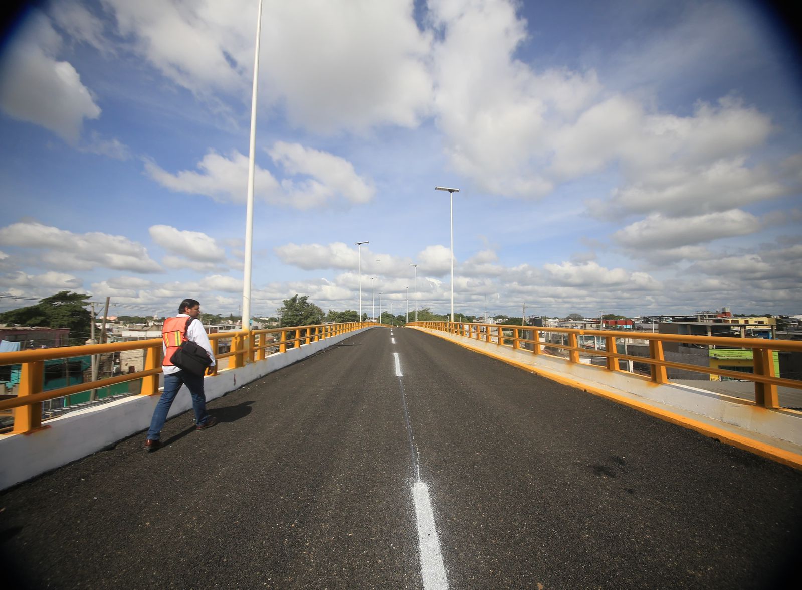 Javier May supervisó obras carreteras en Jalapa y Centro