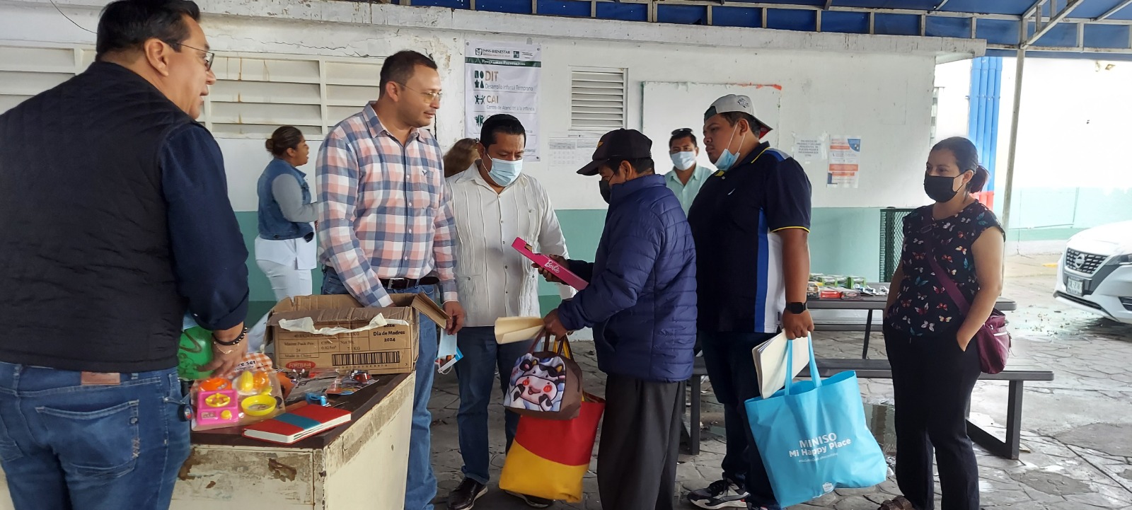 Reciben infantes del Hospital del Niño juguetes