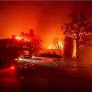 Número de muertos por los incendios en Los Ángeles asciende rápidamente