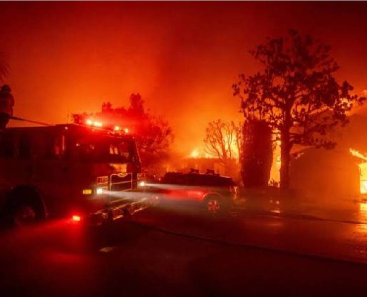 Número de muertos por los incendios en Los Ángeles asciende rápidamente