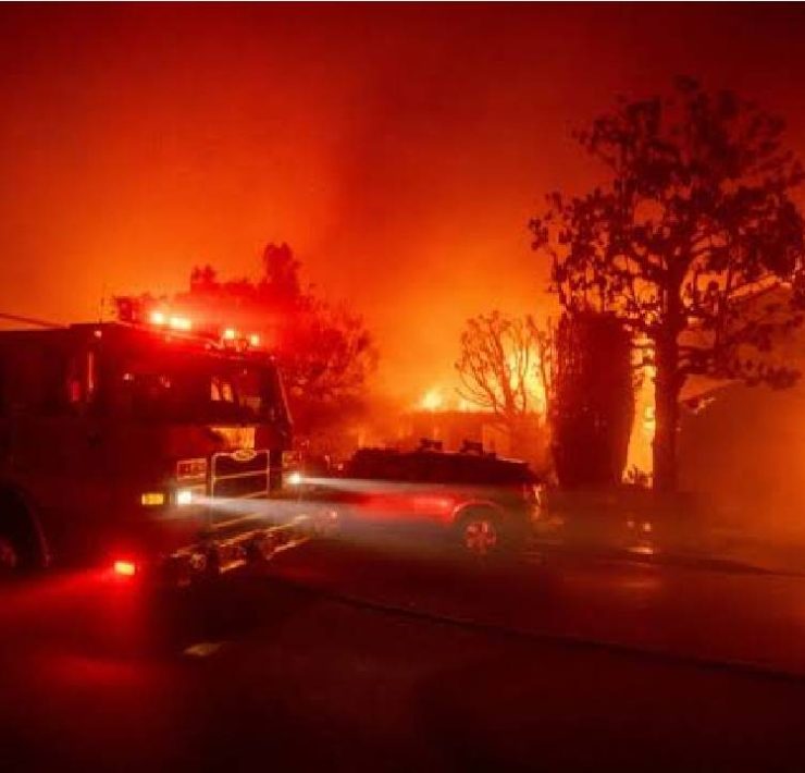 Número de muertos por los incendios en Los Ángeles asciende rápidamente