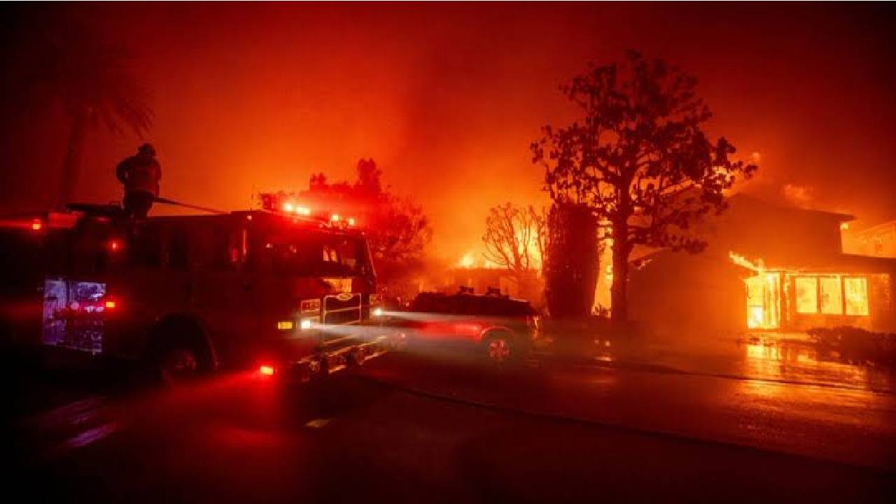 Número de muertos por los incendios en Los Ángeles asciende rápidamente