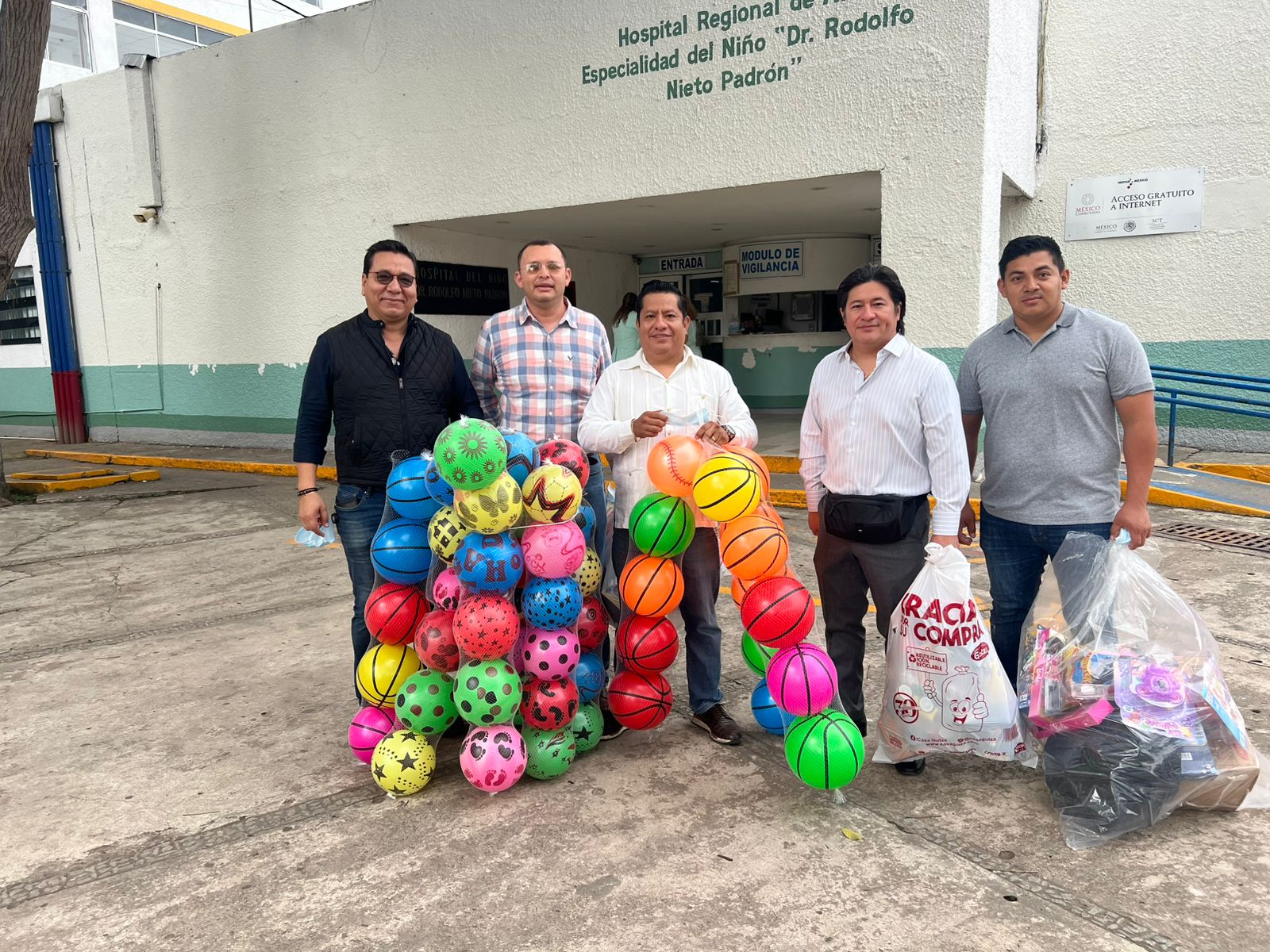 Reciben infantes del Hospital del Niño juguetes en el Día de Reyes