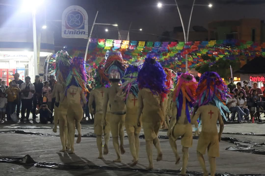 Reviven la Danza de los Blanquitos en Tenosique con un vistoso vestuario