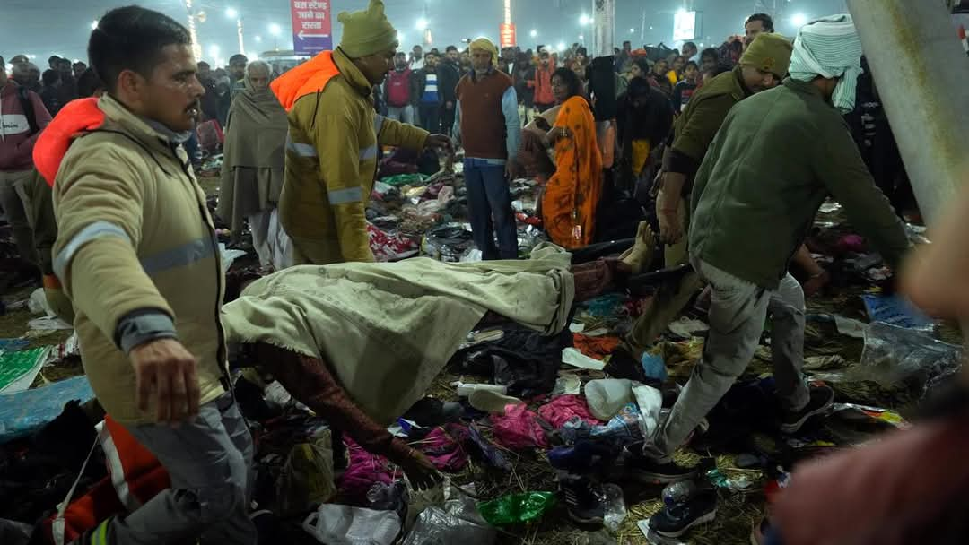 La avalancha de personas se produjo después de que miles de peregrinos se agolparan en la confluencia de ríos sagrados en la fiesta de Kumbh Mela