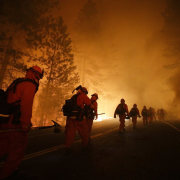 Presos se unen a bomberos para apagar los incendios en Los Ángeles