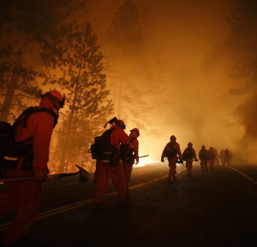 Presos se unen a bomberos para apagar los incendios en Los Ángeles