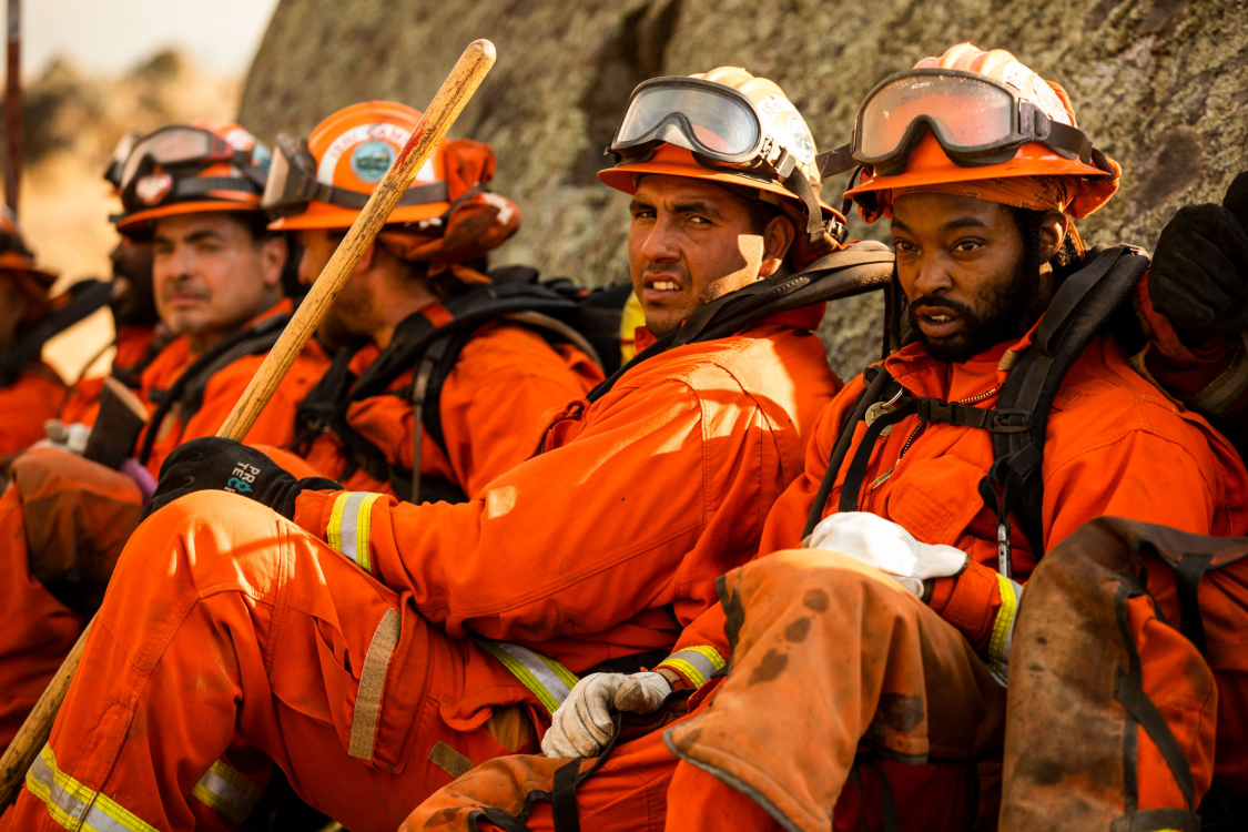 Presos se unen a bomberos para apagar los incendios