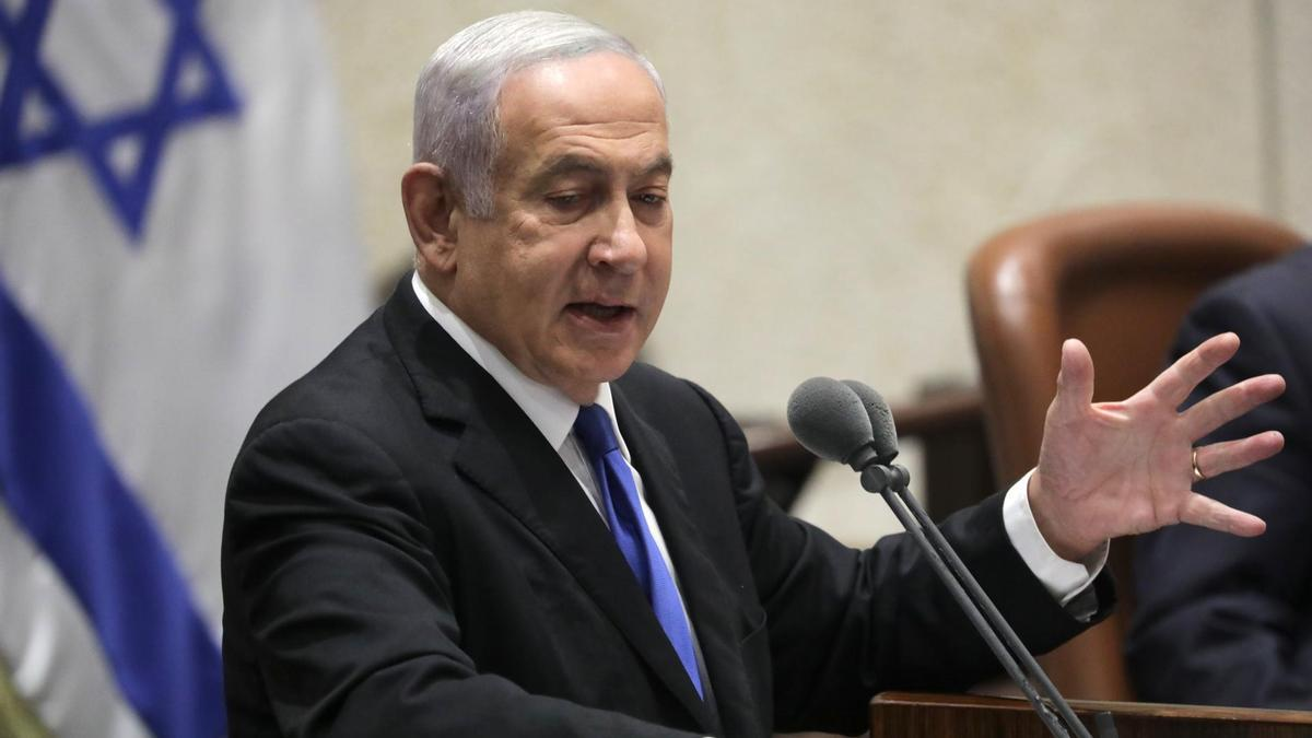 Netanyahu retrasa la aprobación del alto al fuego en Palestina, generando tensión internacional y protestas internas en Israel.