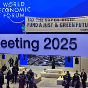 Activistas de Greenpeace en Davos 2025