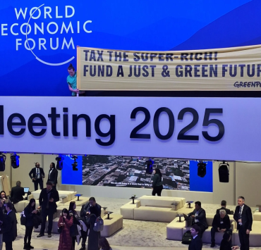 Activistas de Greenpeace en Davos 2025