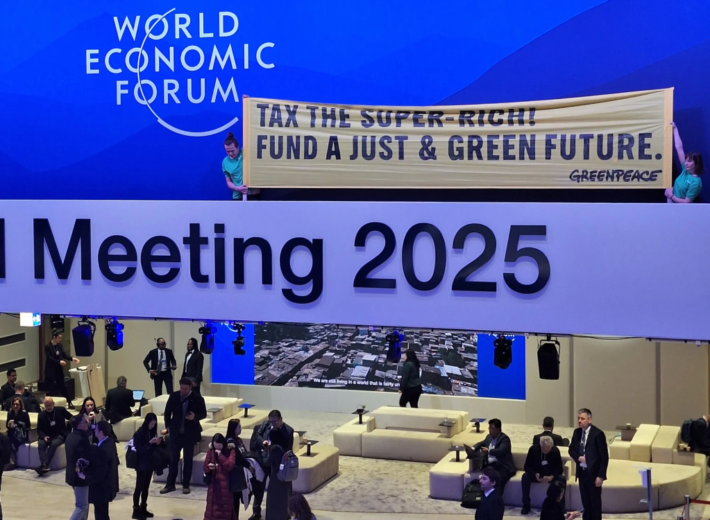 Activistas de Greenpeace en Davos 2025