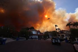 Evacuaciones masivas en Los Ángeles mientras los incendios continúan avanzando. La comunidad y los bomberos luchan juntos contra la devastadora tragedia.