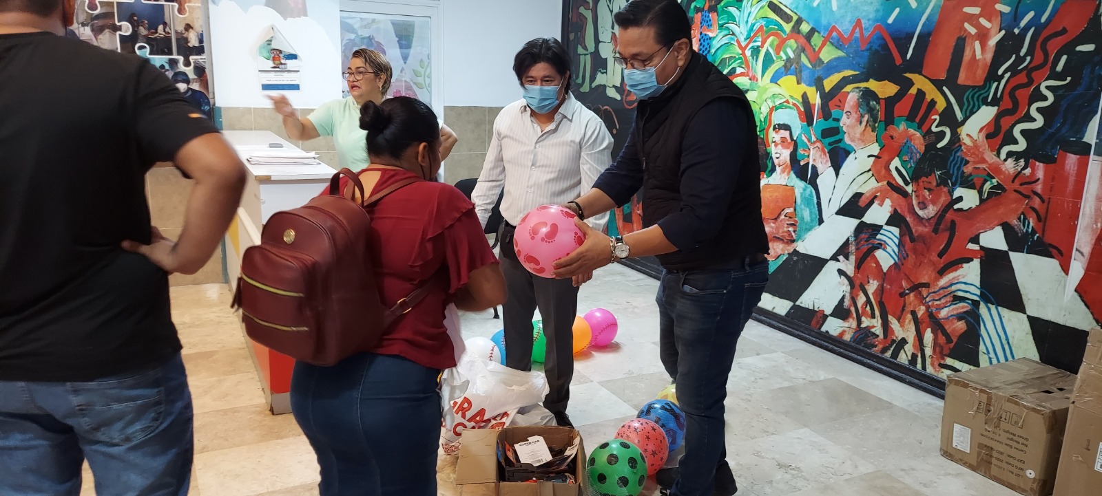 Reciben infantes del Hospital del Niño juguetes