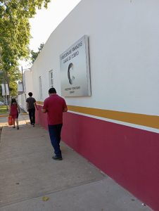 Para muchos amigos que en una época y otra tuvimos la oportunidad de estudiar en la Escuela Secundaria " Ing. Rafael Concha Linares '" no podrán olvidar cuando de  éste lado de la calle Pedro C. Colorado, había una puerta de salida con escaleras, pero la banqueta estaba súper alta, es más, en esta gráfica puede observarse la marca hasta donde llegaba la altura de una de las últimas banquetas elevadas de la vieja Villahermosa. 