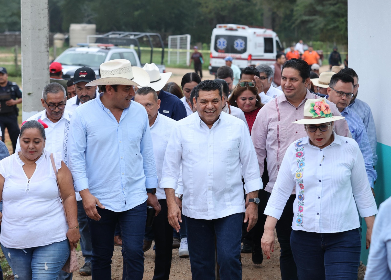 Javier May impulsa la rehabilitación de caminos