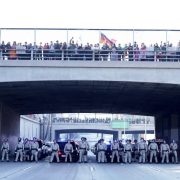 (Video) ¡Protesta en Los Ángeles! Manifestantes bloquean autopista exigiendo el fin de las deportaciones