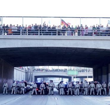 (Video) ¡Protesta en Los Ángeles! Manifestantes bloquean autopista exigiendo el fin de las deportaciones