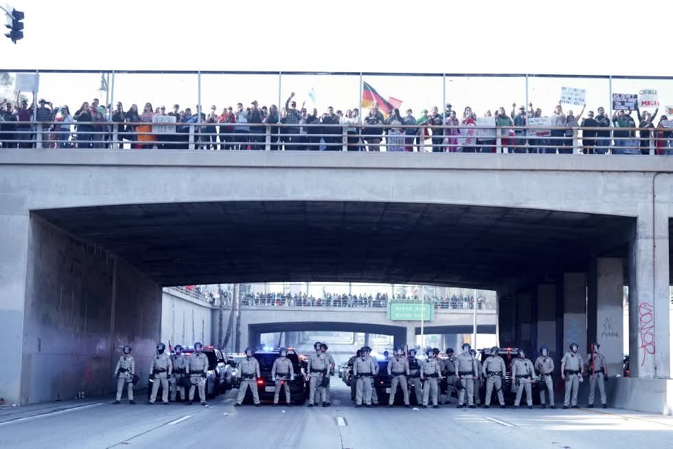 (Video) ¡Protesta en Los Ángeles! Manifestantes bloquean autopista exigiendo el fin de las deportaciones