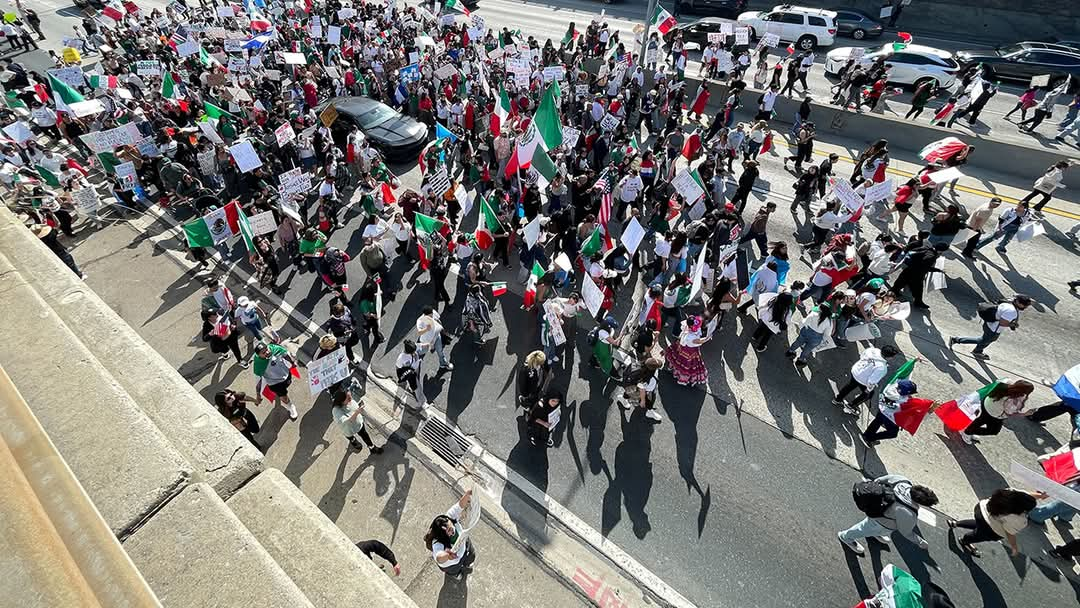 Cientos toman las calles de Los Ángeles para protestar contra las deportaciones masivas de migrantes