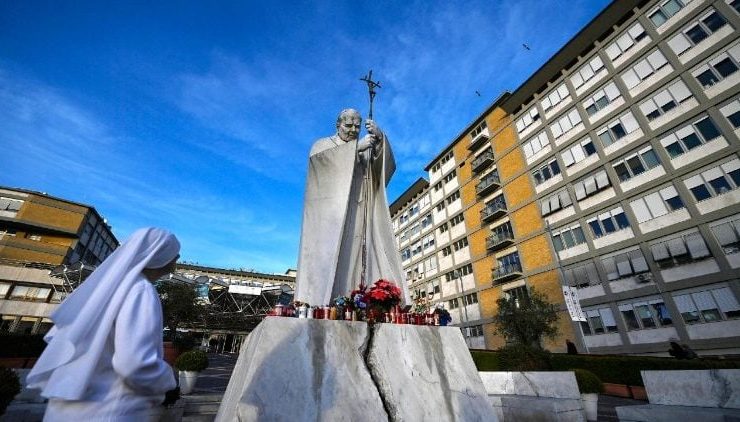 Pese a su hospitalización, el Papa Francisco sigue trabajando y enviando mensajes de aliento