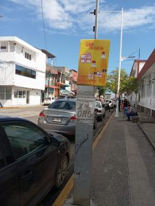 Ante la lentitud y poca imaginación de las Secretarias de Turismo y Cultura, Katia y Aida, esta empresa refresquera ya está ocupando estos postes donde habían equipo de teléfonos de moneda o tarjeta y aquí los están aprovechando para anunciar su producto.