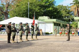 Autoridades estatales y militares reunidas durante la ceremonia, donde Javier May presente en la Toma de Protesta reafirmó su compromiso con la seguridad en Tabasco.