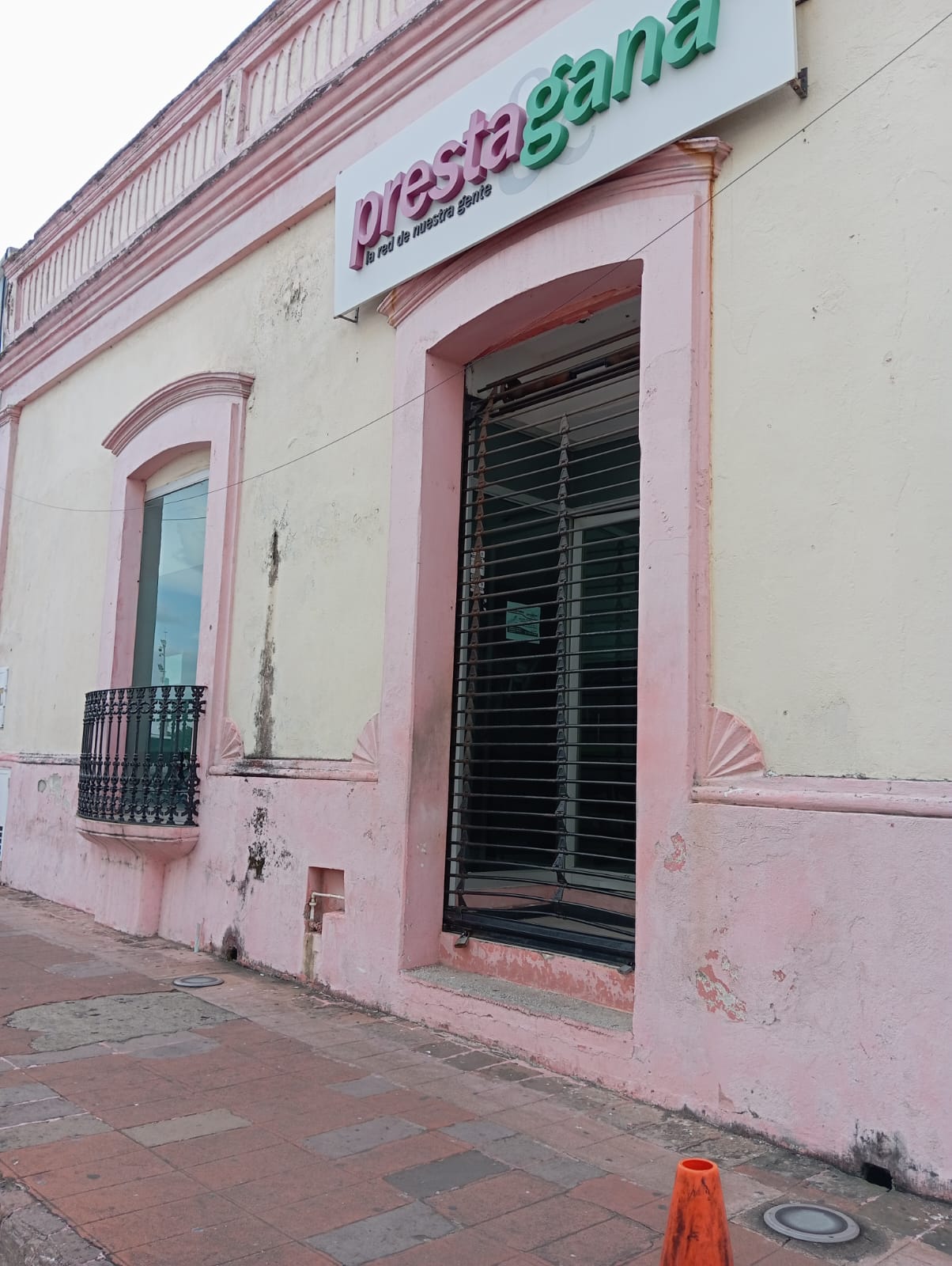 casa de color rosado 