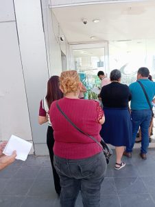 Larga es la fila que muchos ciudadanos hacen para pagar el predial y el agua en esta caja recaudadora del Centro Cultural Villahermosa, y es que el turno primeramente lo hacían desde el interior y con unas sillas, simulando el juego de las sillas y en paradas y sentadas, la situación era tolerante y aceptable, pero de repente como todo en el Ayuntamiento, les quitaron las sillas y todo mundo ..." Para afuera". 