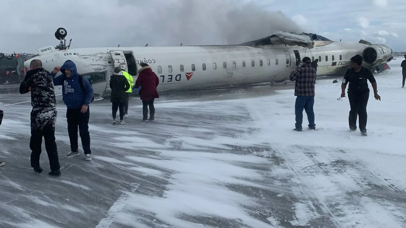 Avión de Delta Airlines se vuelca en Canadá: imágenes impactantes del accidente