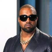 Kanye West pierde contrato por polémica en los Grammy 2025