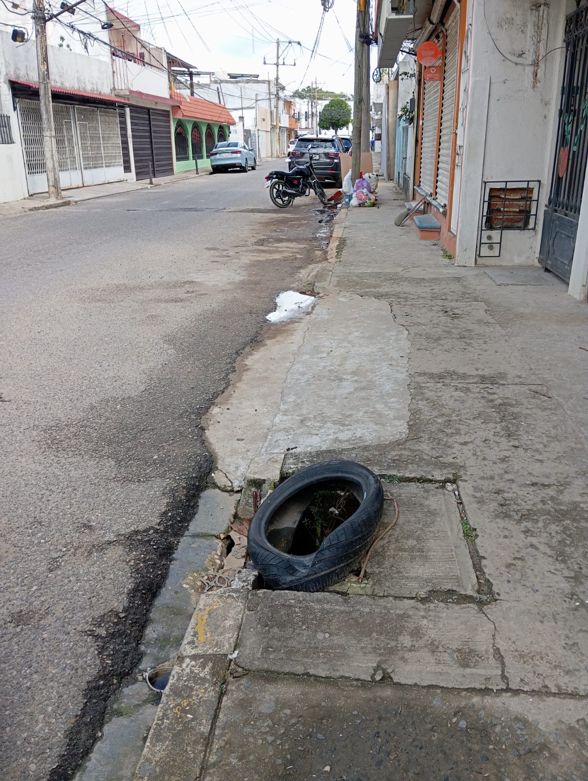 llanta sobre la tapa de este registro