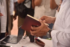 Durante las Jornadas de Atención, el gobernador recibió un libro del escritor macuspanense Juan José Sánchez Gálvez, destacando el compromiso con la educación y las artes en Tabasco.