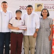 Arranca la entrega de Becas Rita Cetina en Tecolutilla, Comalcalco.