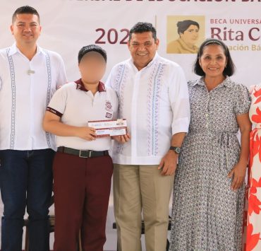 Arranca la entrega de Becas Rita Cetina en Tecolutilla, Comalcalco.