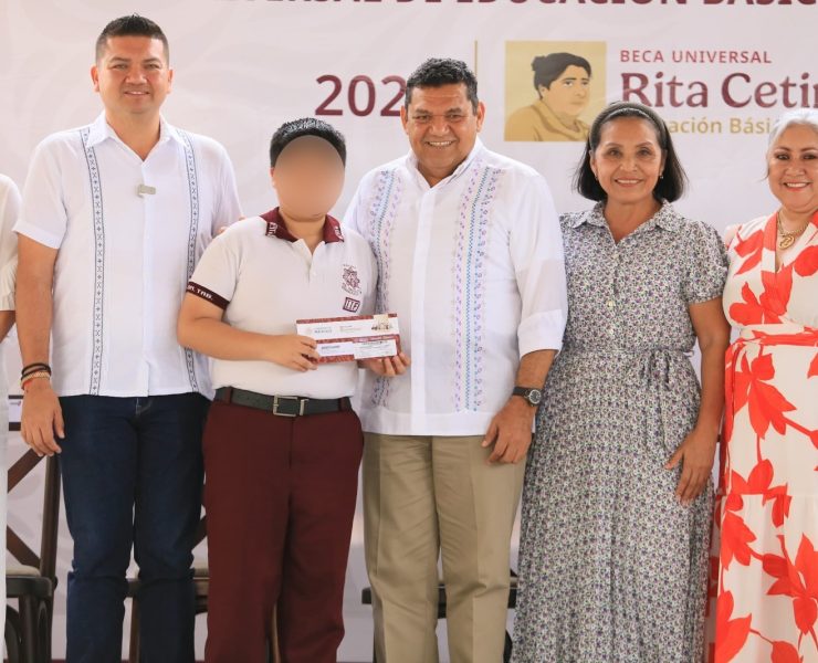 Arranca la entrega de Becas Rita Cetina en Tecolutilla, Comalcalco.