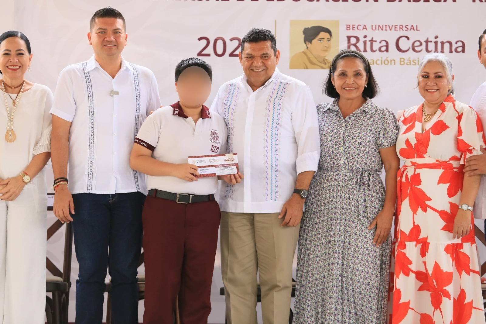 Arranca la entrega de Becas Rita Cetina en Tecolutilla, Comalcalco.