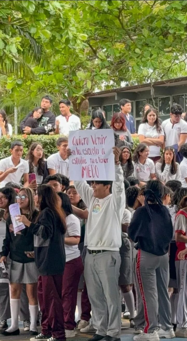 piden la salida del plantel del profesor