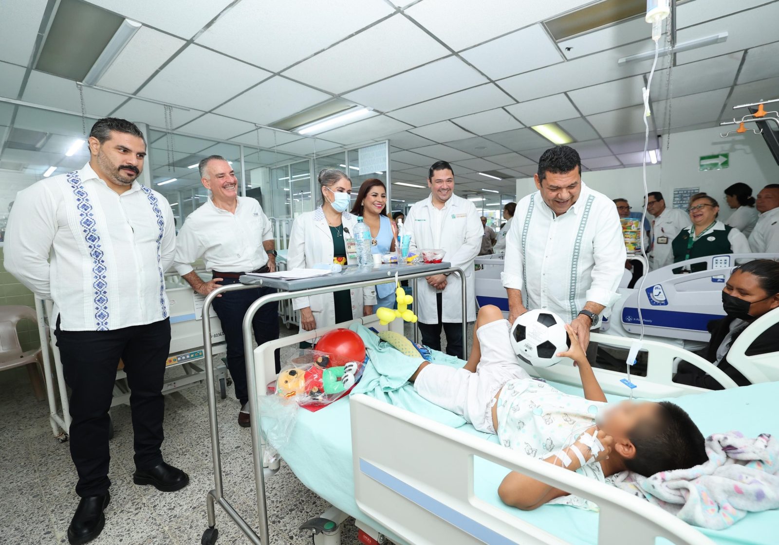 Javier May lleva alegría a pacientes del Hospital del Niño