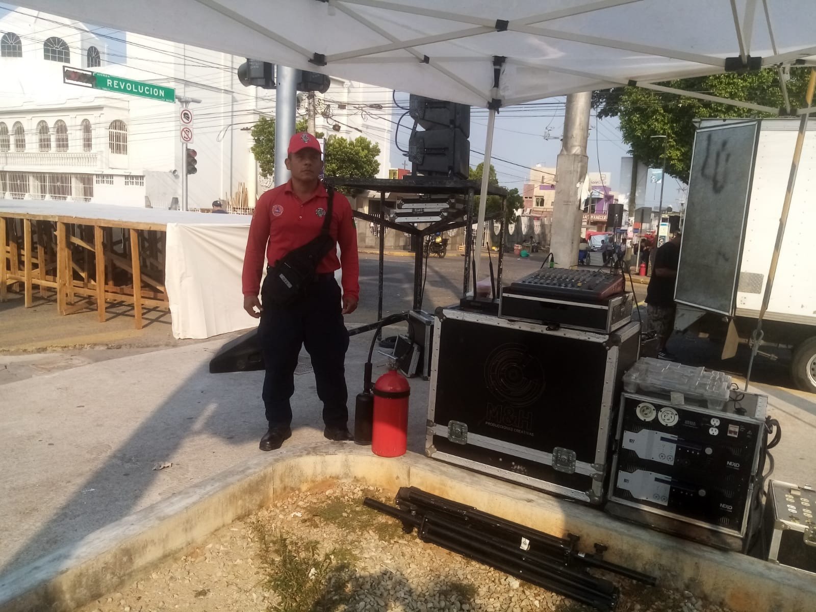 carros cisterna y personal equipado 