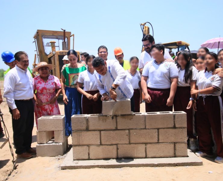 Colocan primera piedra del Plantel 52 del Cobatab